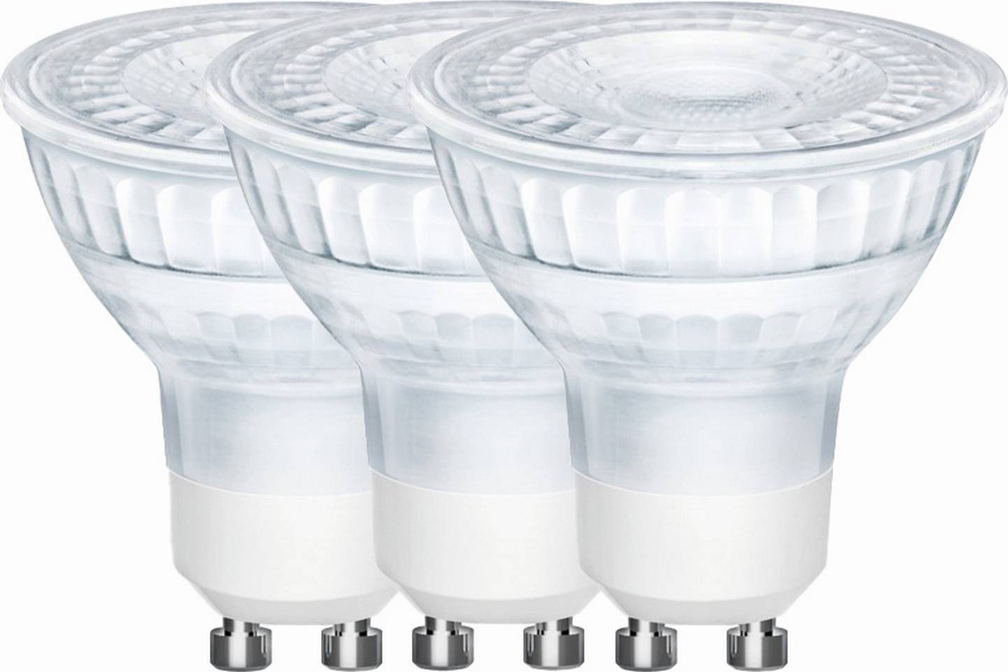 Tri LED svetelné žiarovky so základňou GU10 sú usporiadané v rade, každá s matným skleneným krytom a mechanizmom s twist-lock (skrutkovacím) zatváraním na spodku.
