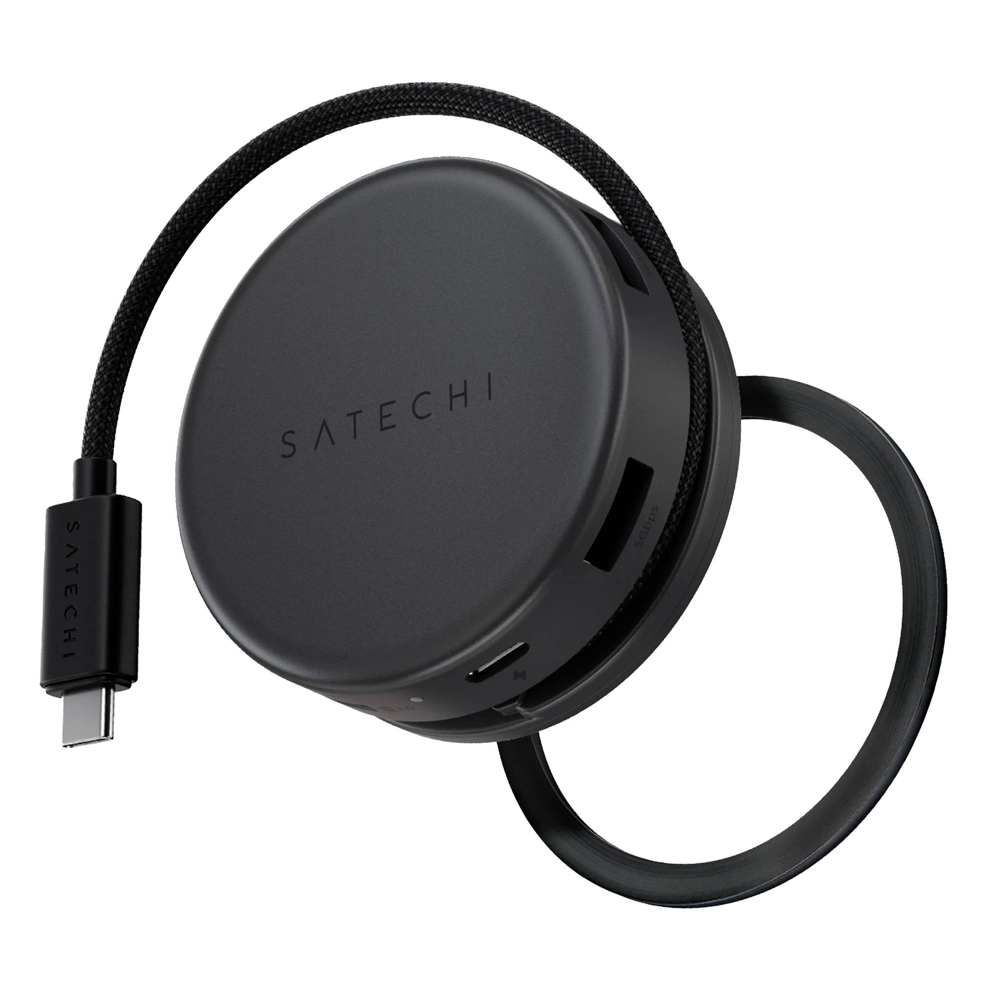 Okrúhly, čierny USB-C hub od značky Satechi s viacerými portmi a pripojeným kablom.