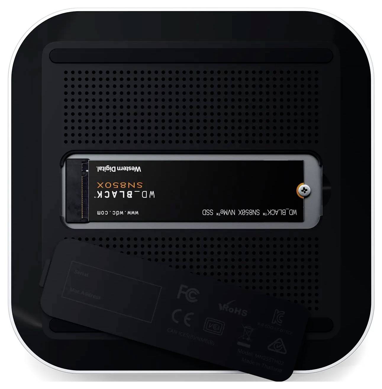 Spodný pohľad na SSD WD_BLACK SN850X od Western Digital umiestnené v čiernom puzdre zariadenia, ktoré zobrazuje jednotku a upevňovacie skrutky.
