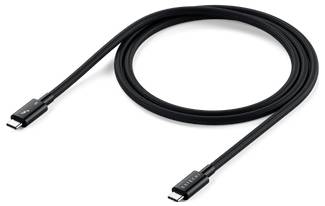 Čierny kábel USB-C na USB-C navrhnutý v spirálach na povrchu, s konektormi na oboch koncoch vhodný na nabíjanie alebo prenos údajov.