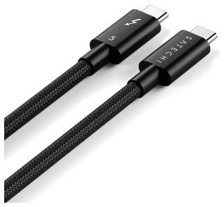Dva čierne USB-C káble s pletanou textúrou, označené '5' a 'Satechi', s konektormi Thunderbolt a štandardnými konektormi.
