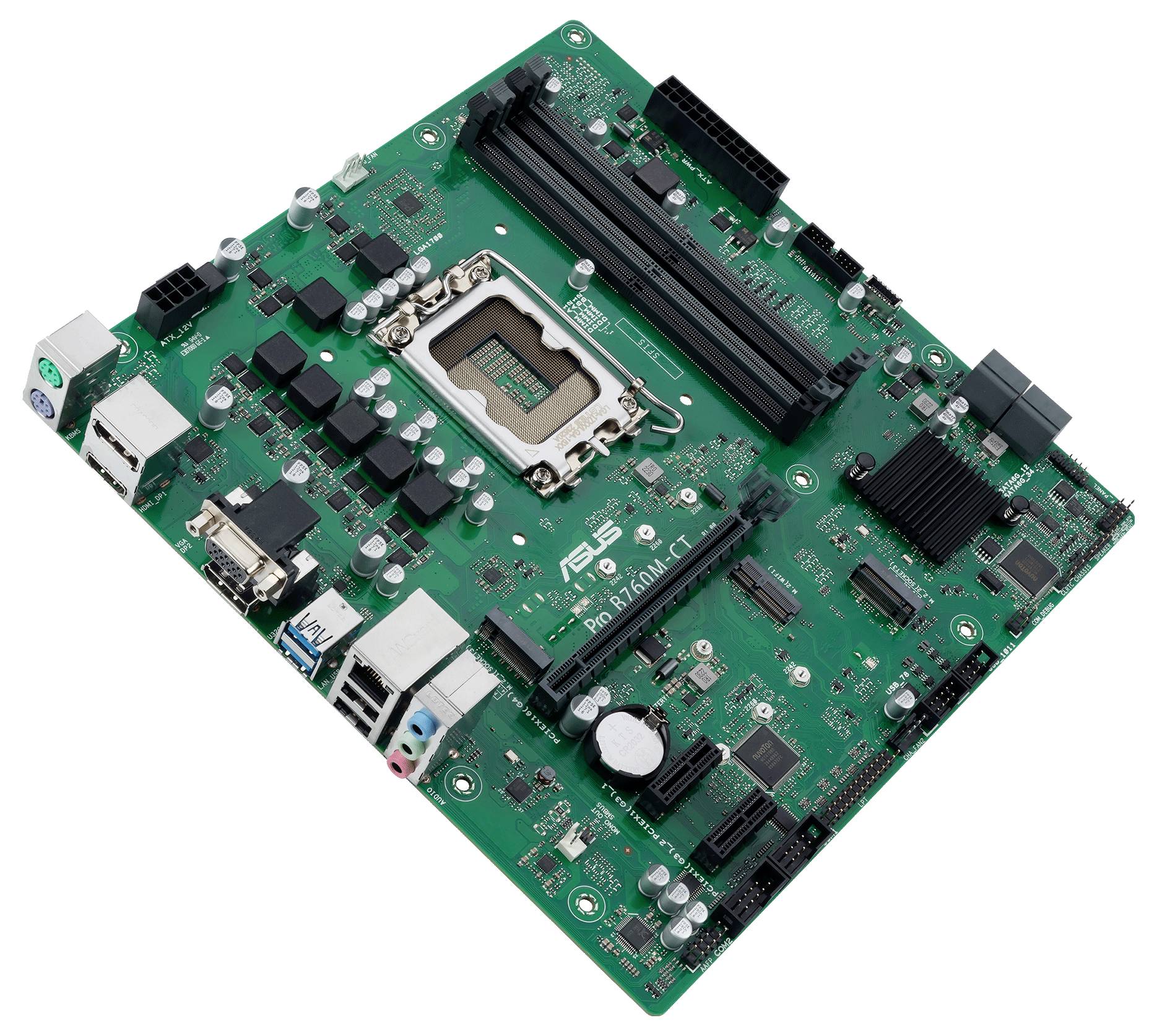 Detailný záber na zelenú počítačovú základnú dosku s CPU soketom, slotmi pre RAM pamäť, rozšíriacimi portmi a konektormi na napájanie na bielom pozadí.