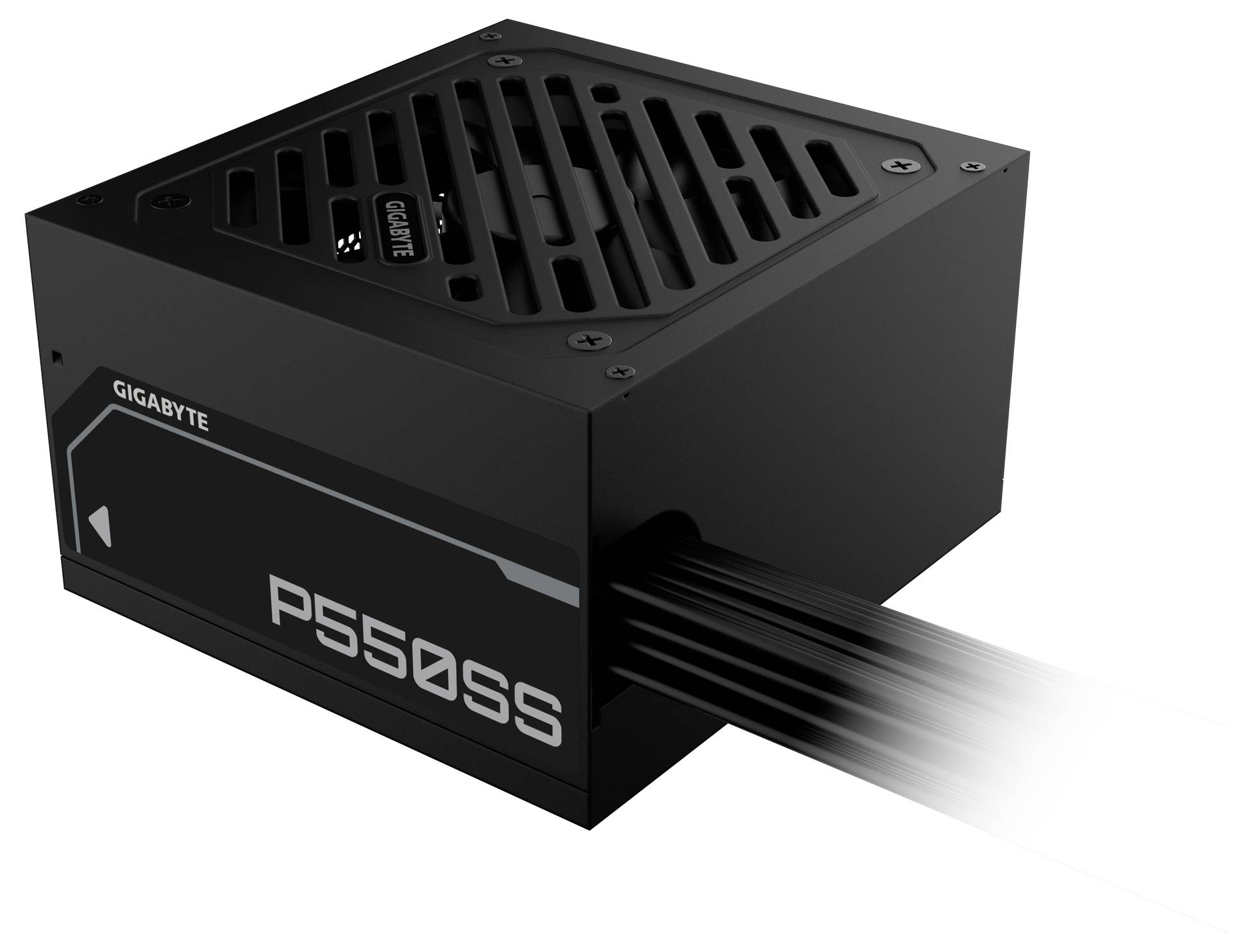 Zdroj napájania 'GIGABYTE P550B' s čiernym kovovým puzdrom a vetraným vrchom. Káble vychádzajú z jednej strany, mierne rozmazané.