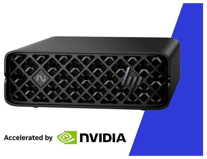 Čierne zariadenie s AI s mriežkovaným predným panelom, ktoré má na ľavej strane popisu nápis „NVIDIA" a vedľa zeleného loga NVIDIA nápis „Akcelerované spoločnosťou NVIDIA".
