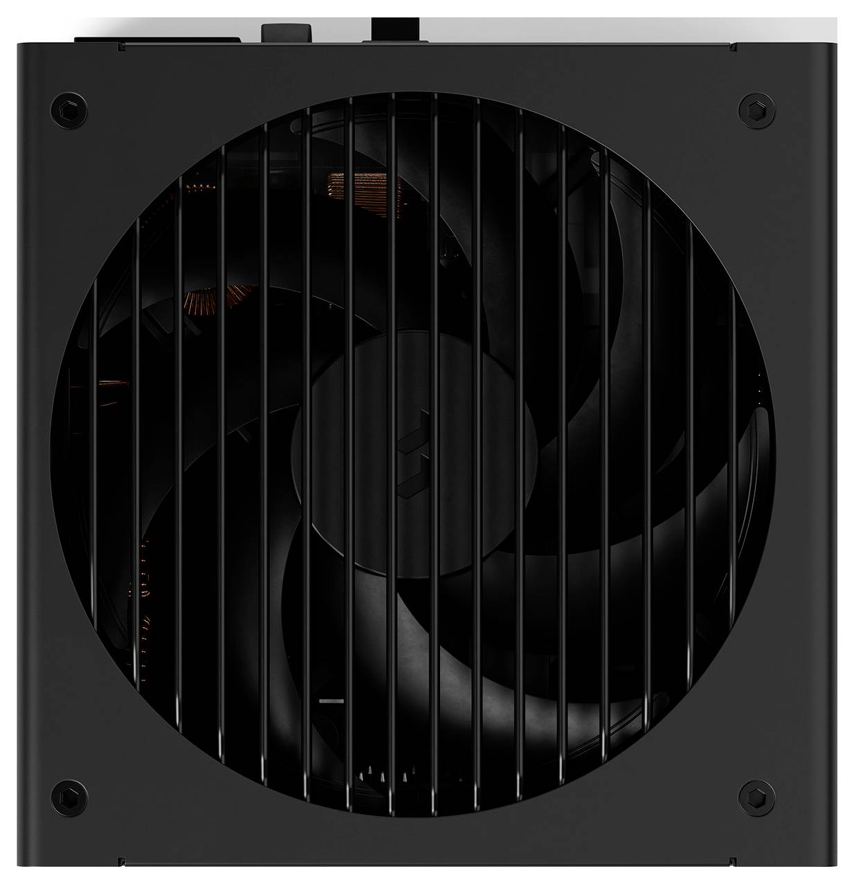 Zblízka na čiernej počítačovej jednotke zdroja s veľkým okrúhlym chladiacim ventilátorom za mriežkou.