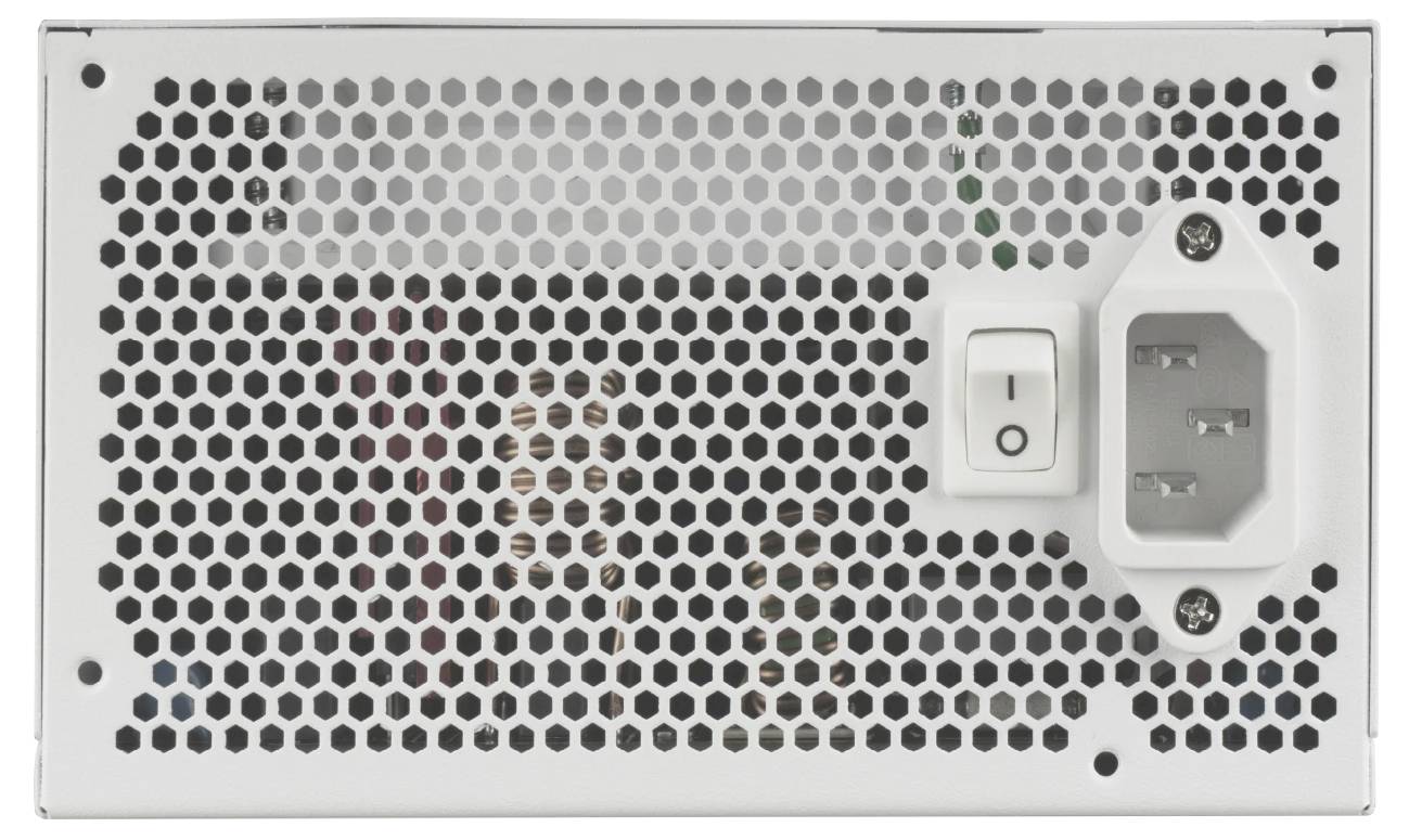 Zblízka fotografie bieleho panelu elektronického zariadenia s hexagonálnymi ventilačnými otvormi, kolískový vypínač napájania a vstupom striedavého prúdu.