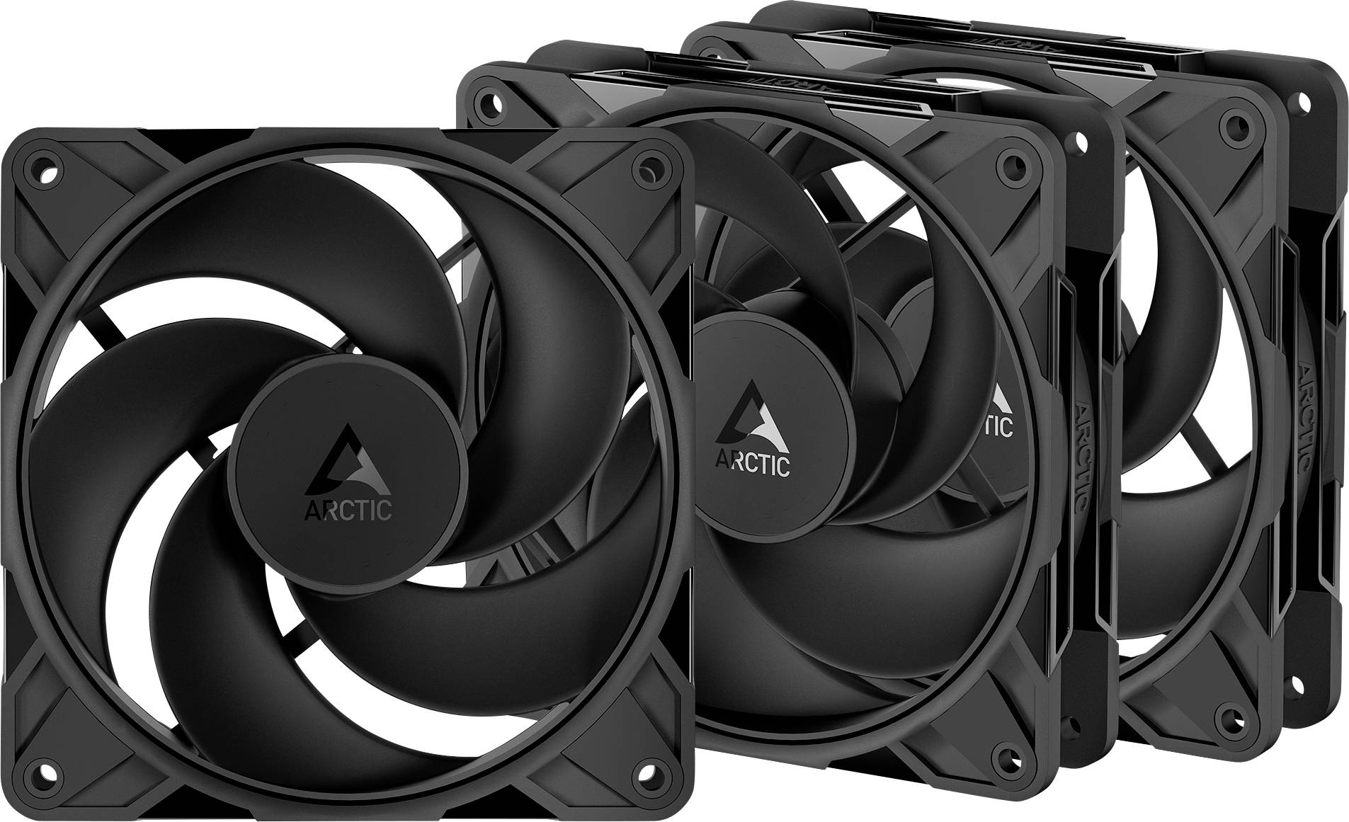 Tri čierne chladiace ventilátory ARCTIC PC v rade, ktoré vykazujú ich dizajn a značku; vhodné pre výkonné chladiace riešenia počítačov.