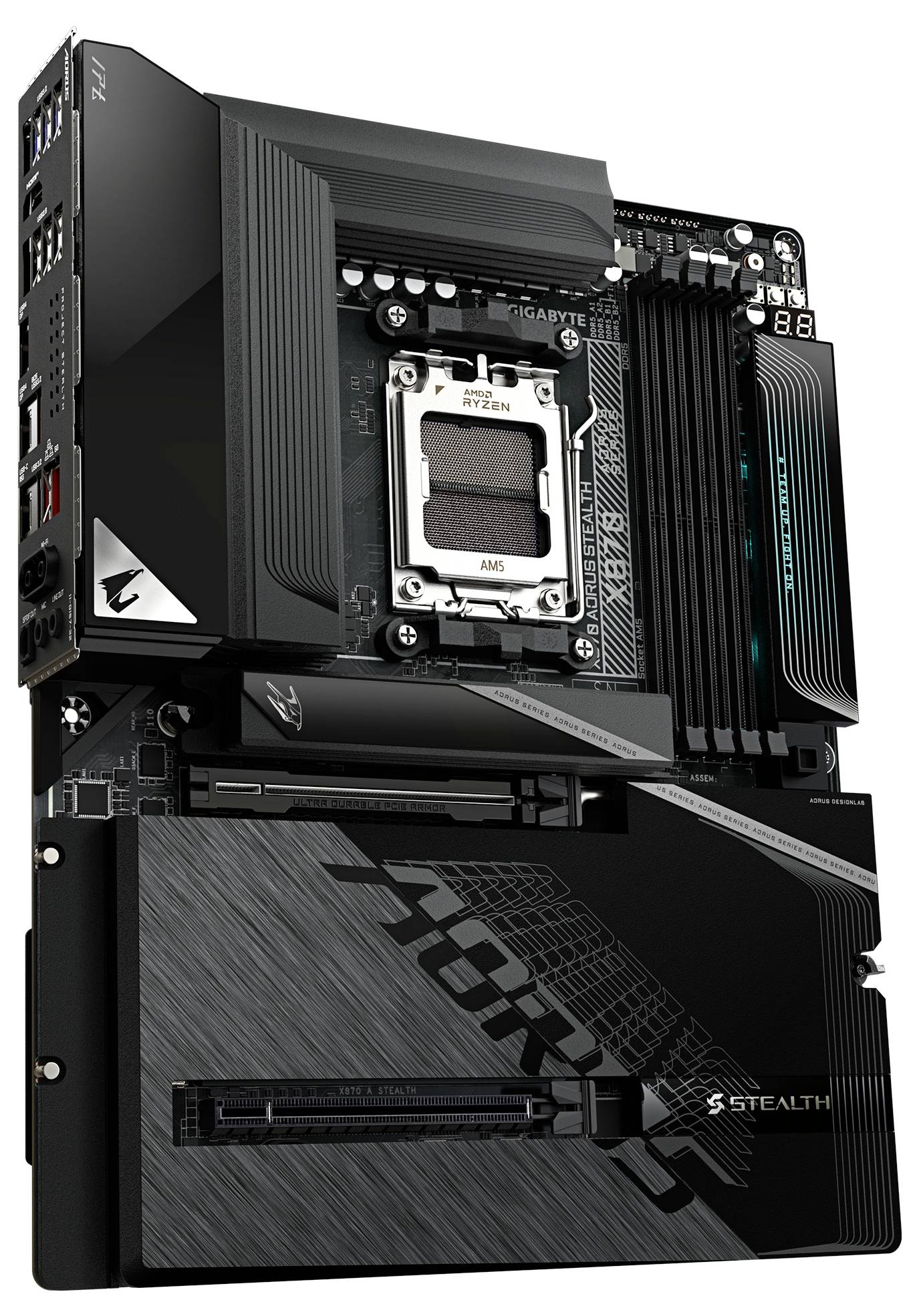 Zblízka čierna Gigabyte AORUS základná doska s AMD Ryzen CPU zásuvkou, slotmi RAM a M.2 chladičmi na bielom pozadí.