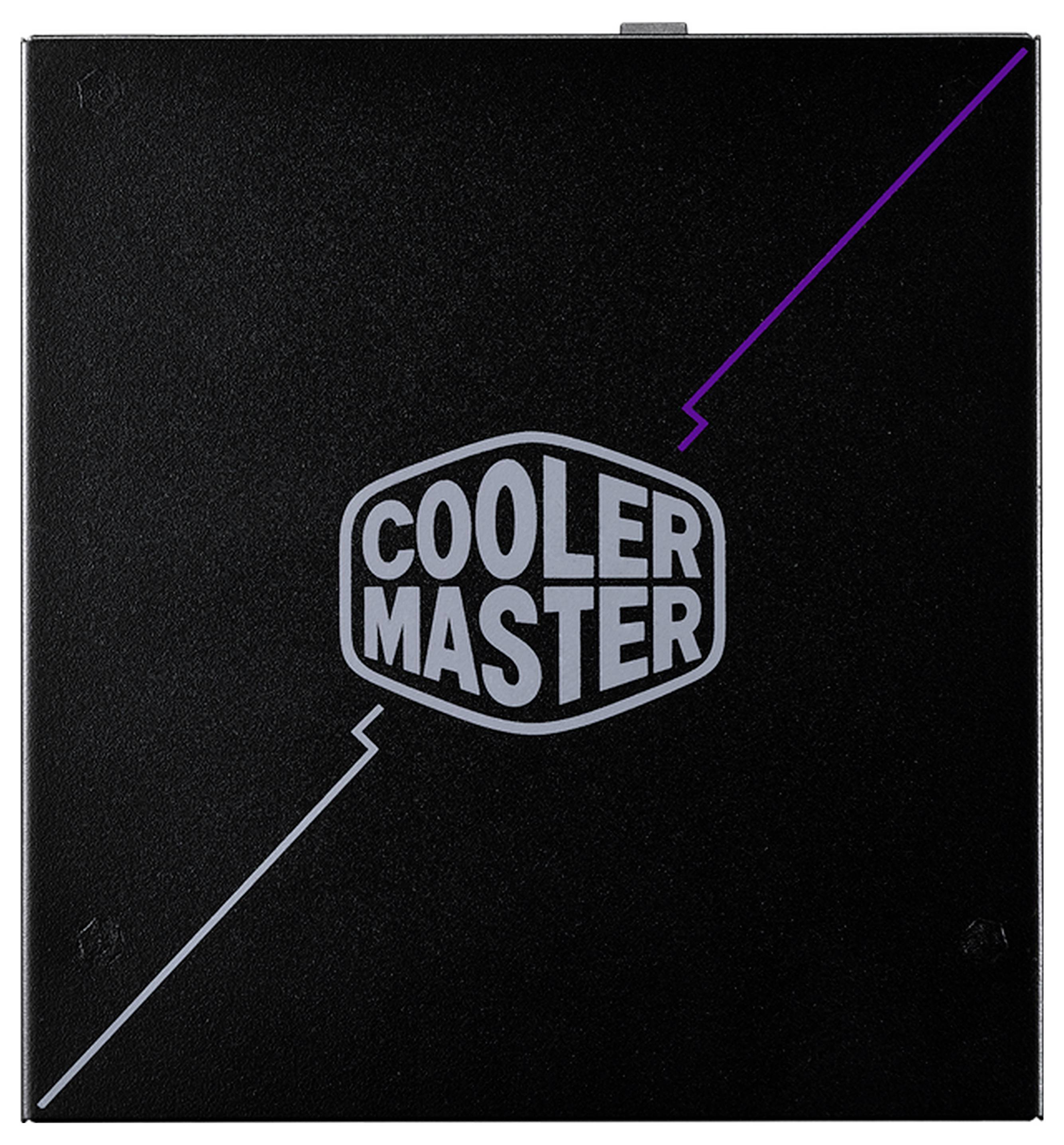 Čierny panel s logom "Cooler Master" v striebre a fialovými abstraktnými čiarami, reprezentujúci počítačový doplnok alebo komponent.