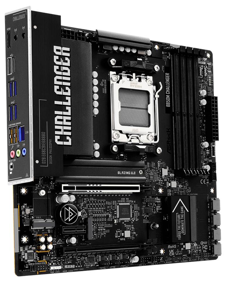 Doska ASRock X670E CHALLENGER s socketom pre AMD Ryzen CPU, slotmi pre RAM, slotmi PCIe a zadnými portmi V/V
