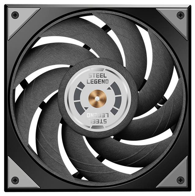 Zblízka čierneho počítačového chladiaceho ventilátora s deviatimi lopatkami a centrálnym stredovým hubtrom označeným „STEEL LEGEND".