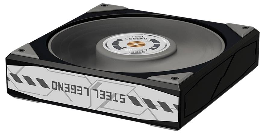 Čierny pevný disk so viditeľným centrálnym štítkom a predným nálepkou s nápisom "STEEL LEGEND".
