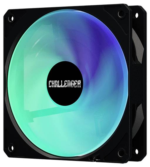 Čierny RGB počítačový chladiaci ventilátor s modrozelene podsvietanou lopatkou a logom „CHALLENGER" v centre.