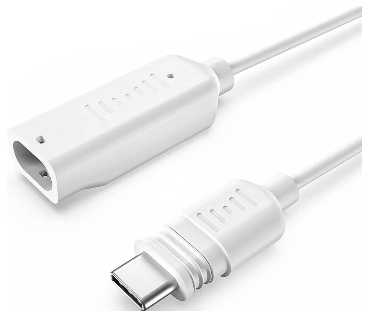 Biely adaptérový kábel USB-C s USB-C zásuvkou na jednom konci a väčším obdĺžnikovým konektorom na druhom konci, používaný na nabíjanie zariadení alebo prenos údajov.