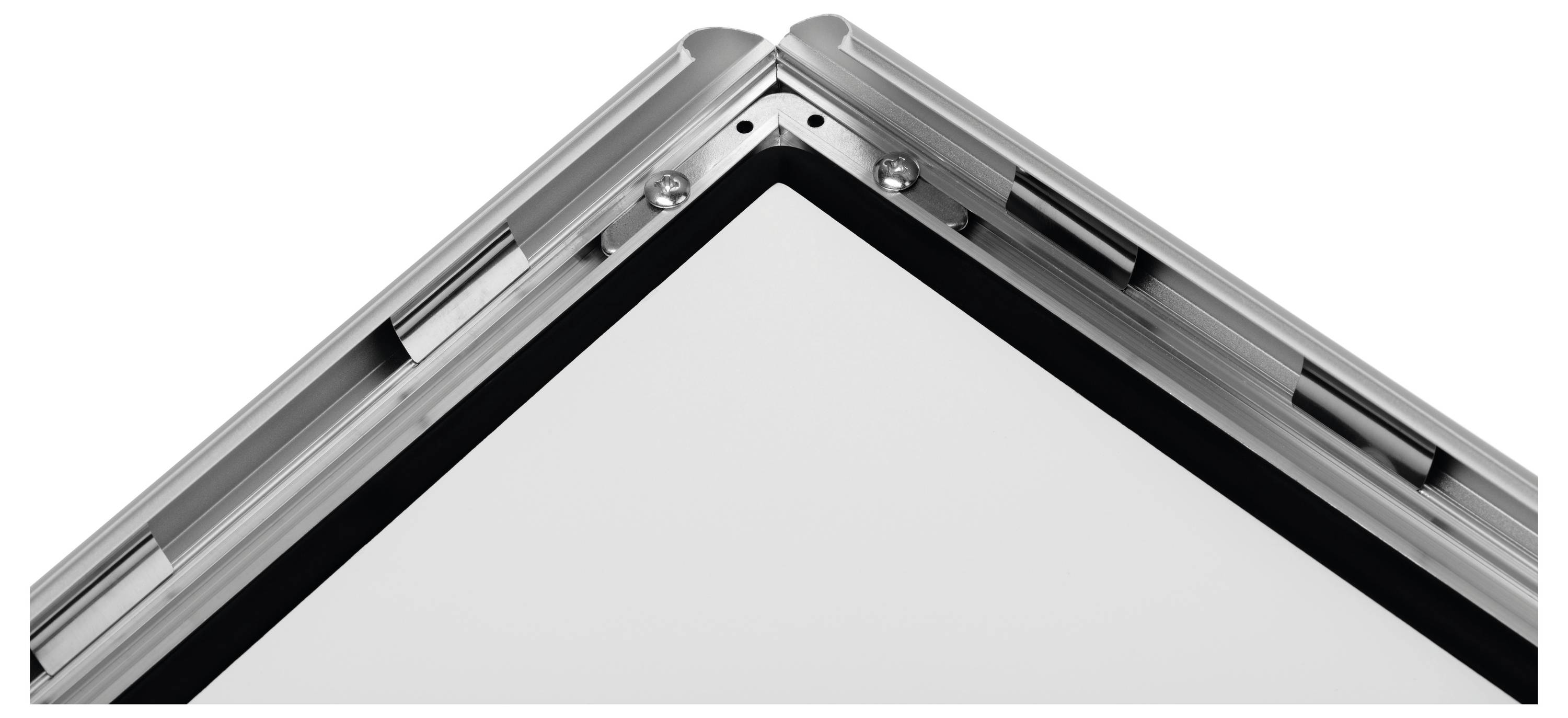 Zväčšený pohľad na rohové záves laptopa alebo tabletu, ktorý ukazuje kovové a čierne hranové detaily veka zariadenia.