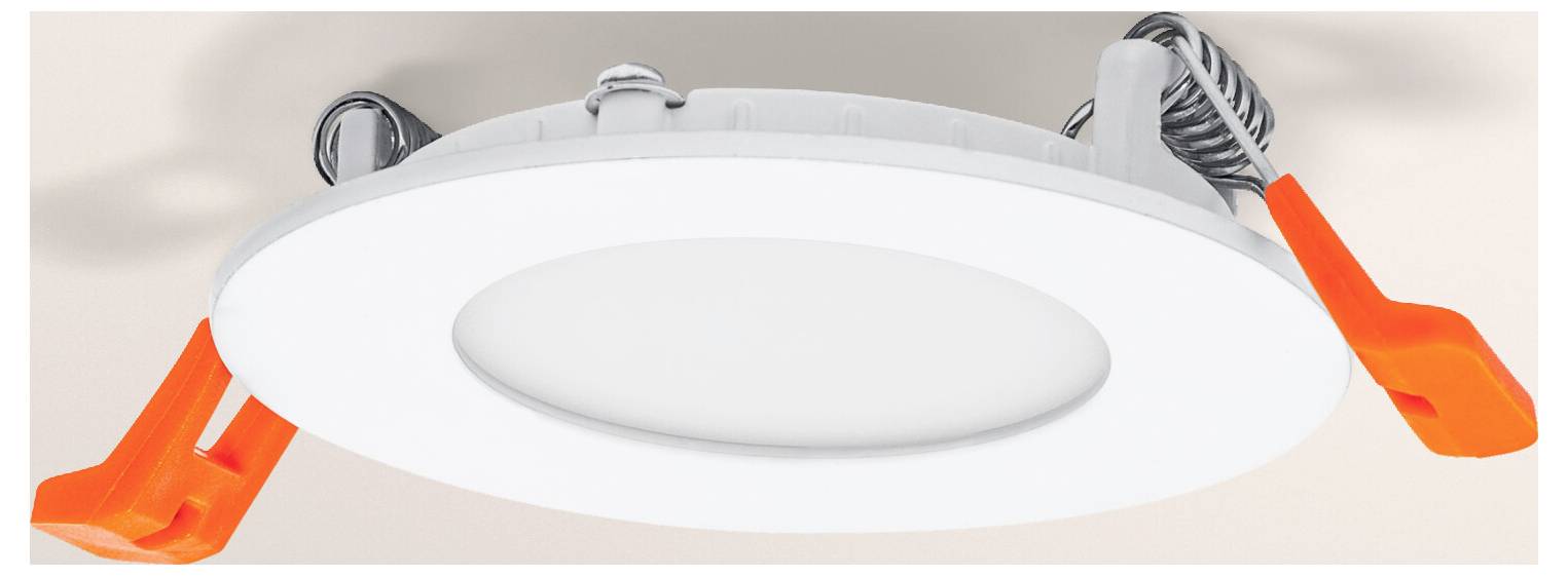 Elegantná, ergonomická čierna počítačová myš s textúrovaným bočným úchopom leží na sivej podložke pod myš, pričom je viditeľný port USB na nabíjanie.