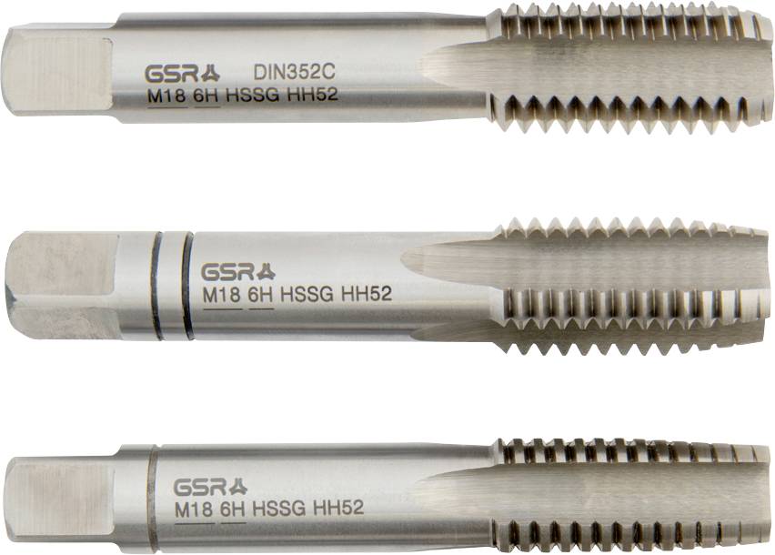 Tri strieborné kovové závitníky na závitkovanie so značením "GSRA DIN352C" a "M18 6H HSSG HH52".