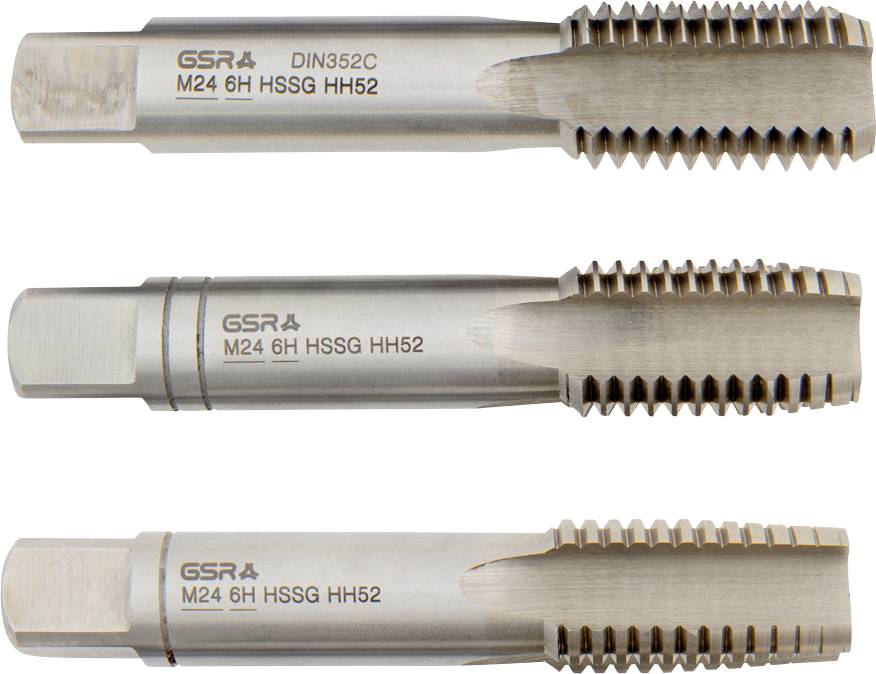 Tri kovové závitové nástroje označené "GSR DIN352C M24 6H HSSG HH52" na závitovanie; každý má inú hĺbku závitu a profil.
