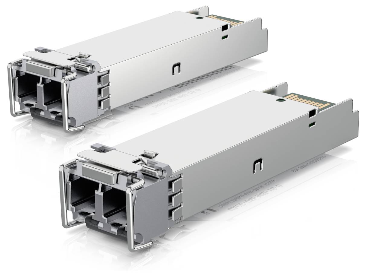 Dva moduly SFP transceiverov s sivými kovovými puzdra umiestnené vedľa seba, používané na pripojenie sieťových zariadení.