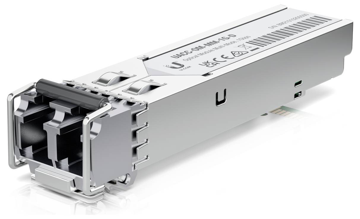 Zblízka zobrazený strieborný optický transceiver modul s technickými špecifikáciami, používaný v sieťových komunikačných zariadeniach.