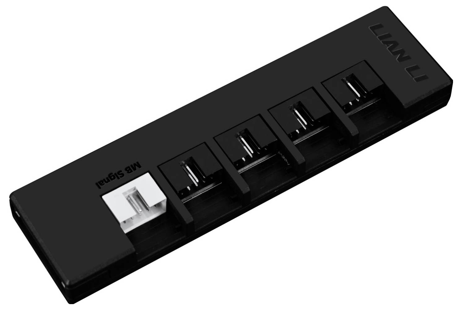 USB hub so šiestimi portami, vrátane bieleho prvého portu označeného „MS Signal", ktorý navrhnula spoločnosť Lian Li.