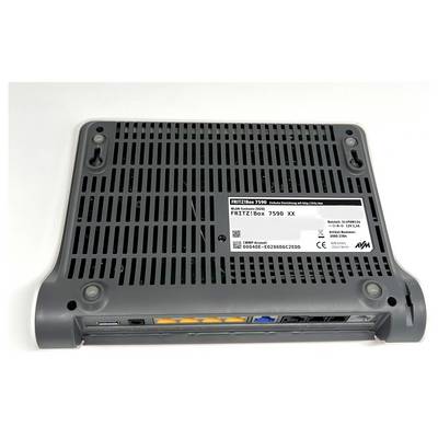 Spodná strana routera FRITZ!Box 7590 s ventilačnými štrbinami, označením modelu a sériového čísla a portami pre sieťové pripojenia.