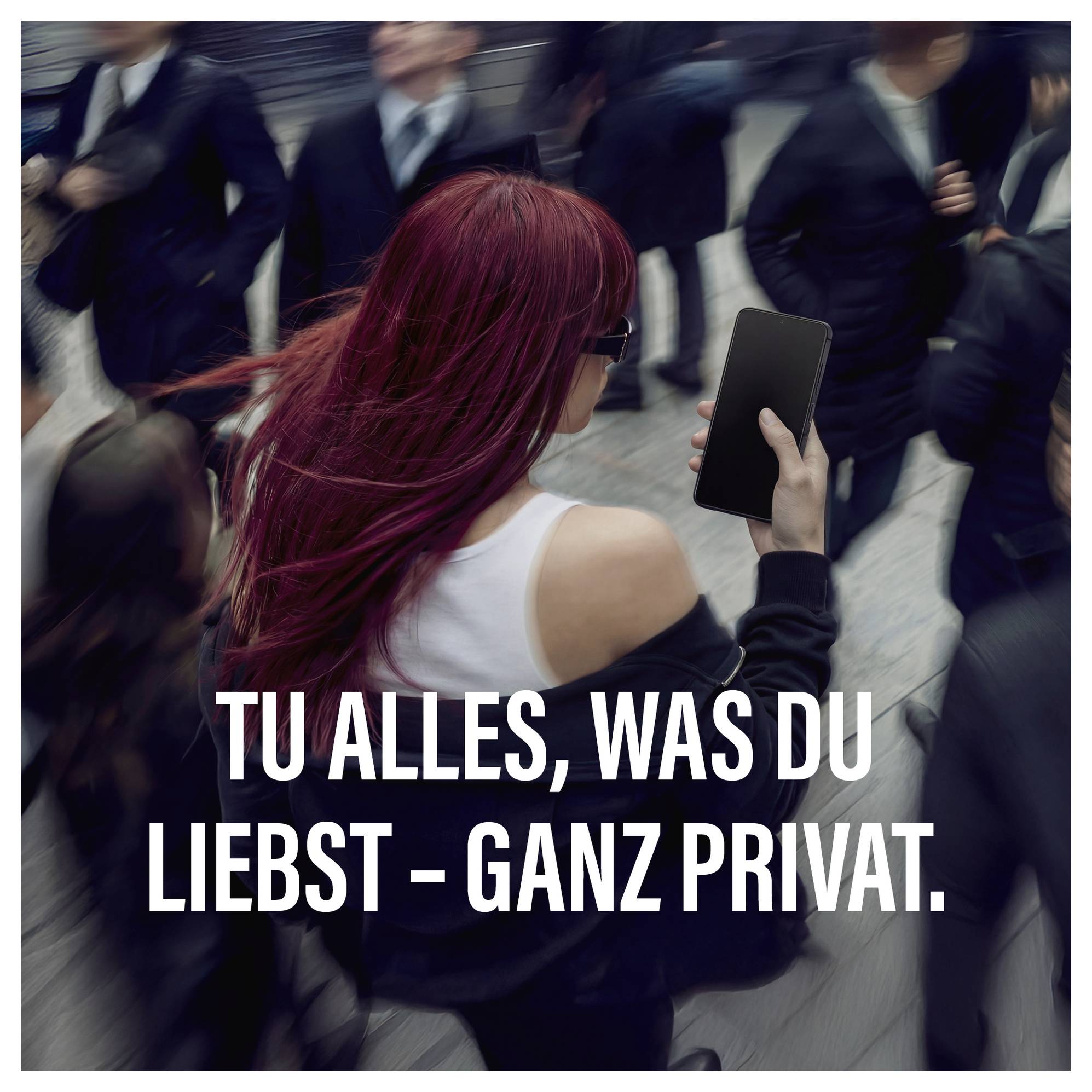 Žena s červenými vlasmi používa smartfón počas chôdze v rušnej dáve. Nemecký text znie: „Rob všetko, čo máš rád - úplne súkromne."