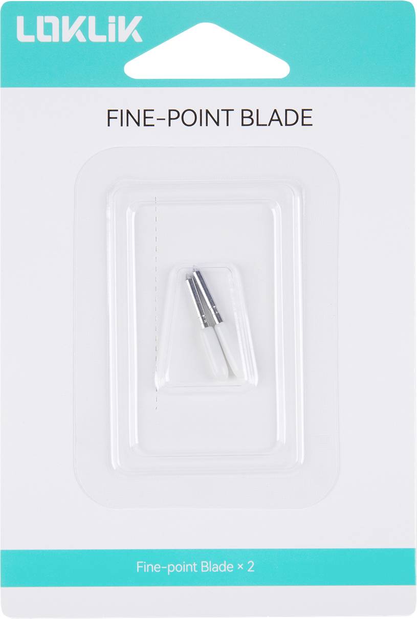 Balenie na "Loklik Fine-Point Blade", prezentujúce malé ostrie zabalené v priehľadnom plaste v bielom a tmavozelenom kartónovom balení s otvorom na zavesenie.