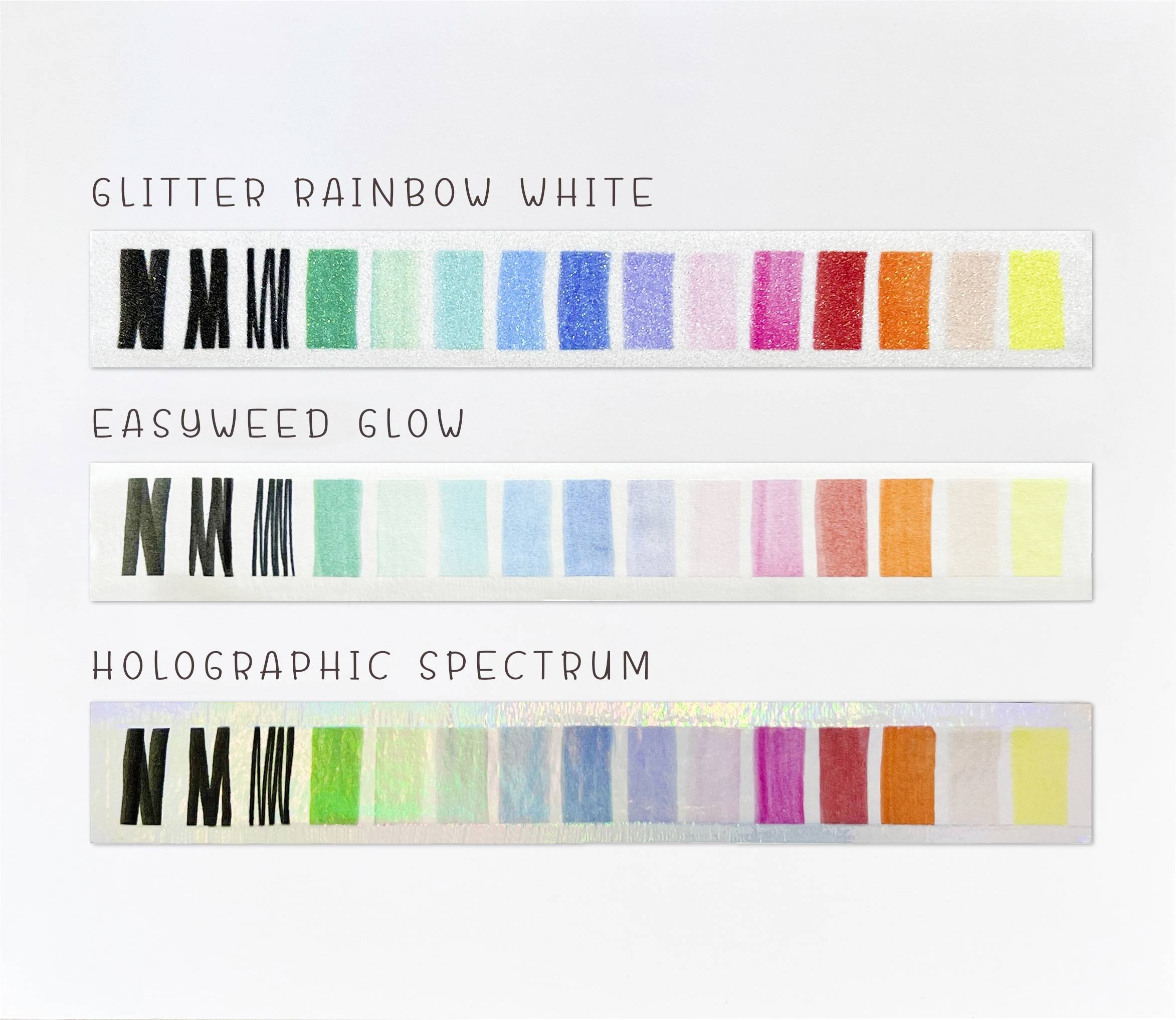 Obrázok zobrazuje farebné vzorky troch typov vinylových materiálov: 'Glitter Rainbow White', 'Easyweed Glow' a 'Holographic Spectrum', z ktorých každý obsahuje rôzne farby.
