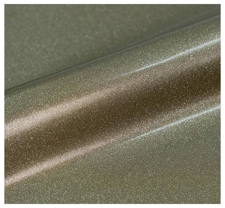 Detailný pohľad na metallickú zlatú a bronzovú textiliu so žiarivým, štruktúrovaným povrchom, ktorý zdôrazňuje jej luxusný lesk a textúru.