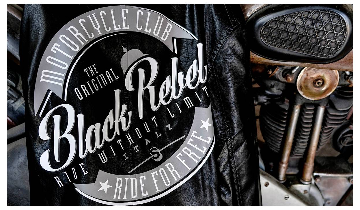 Logotyp "Motorcycle Club Black Rebel Ride Without Limit Italy" na kožnej bunde vedľa detailu motocyklovho motora.