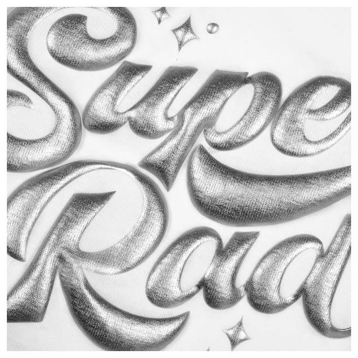 Obrázok zobrazuje štylizovaný text "Super Rad" v lesklých, kovových písmenách s textúrovaným trojrozmerným efektom.