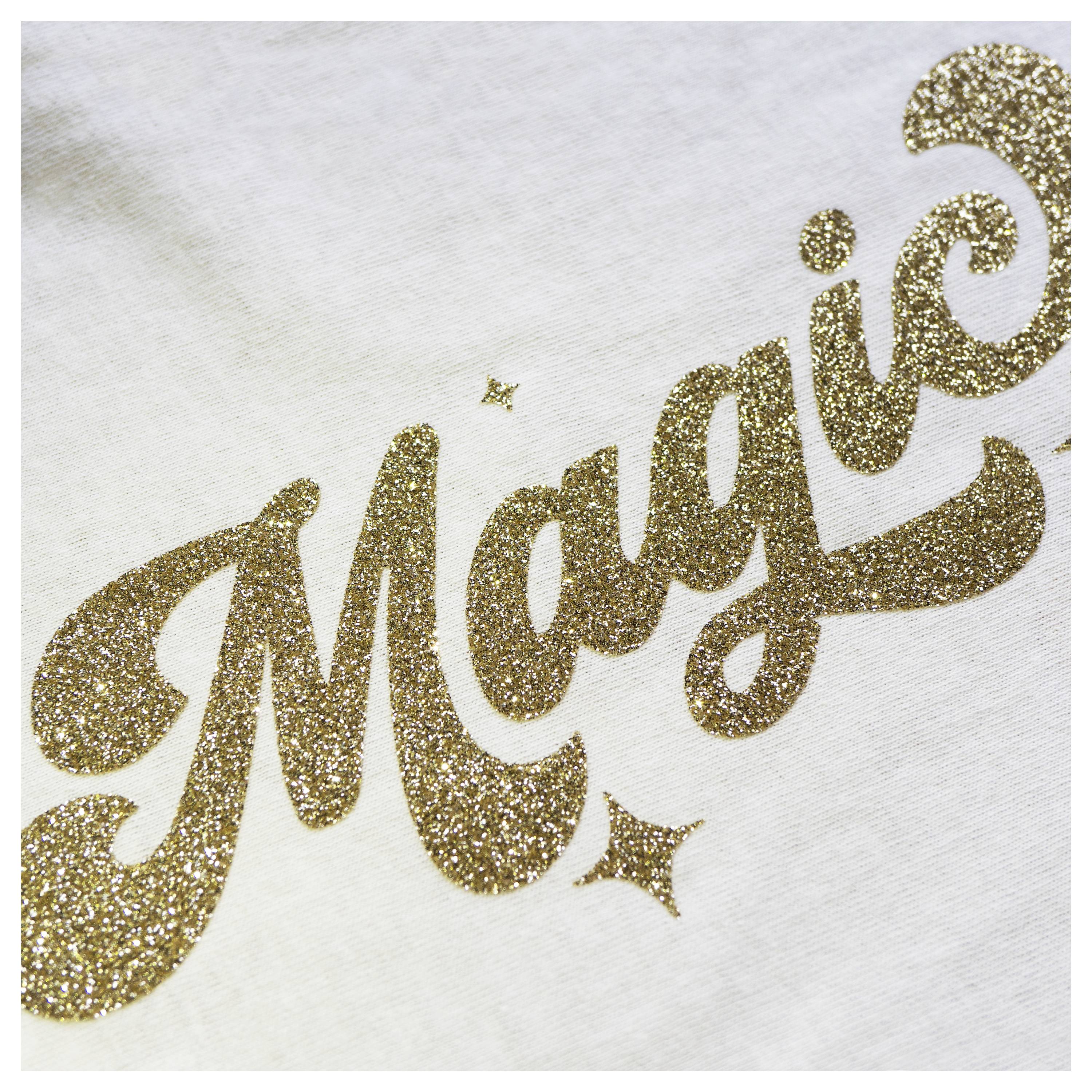 Obrázok zobrazuje slovo "Magic" (Mágia) napísané v lesklých zlatých písmenách na bielom pozadí s dekoratívnymi trblietkami okolo textu.