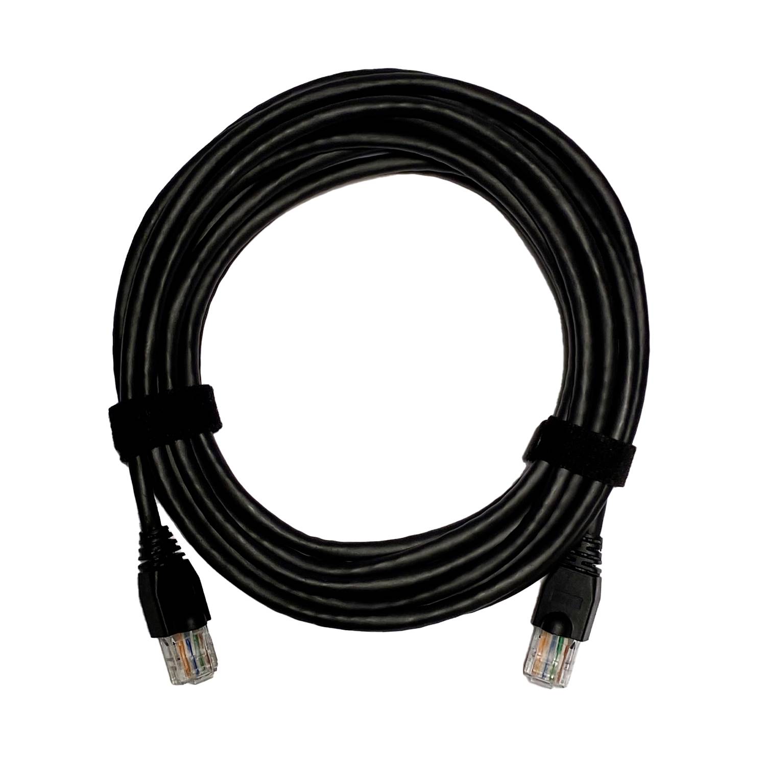 Skrútený čierny ethernetový kábel s konektormi RJ45 na oboch koncoch, zobrazený na bielom pozadí.