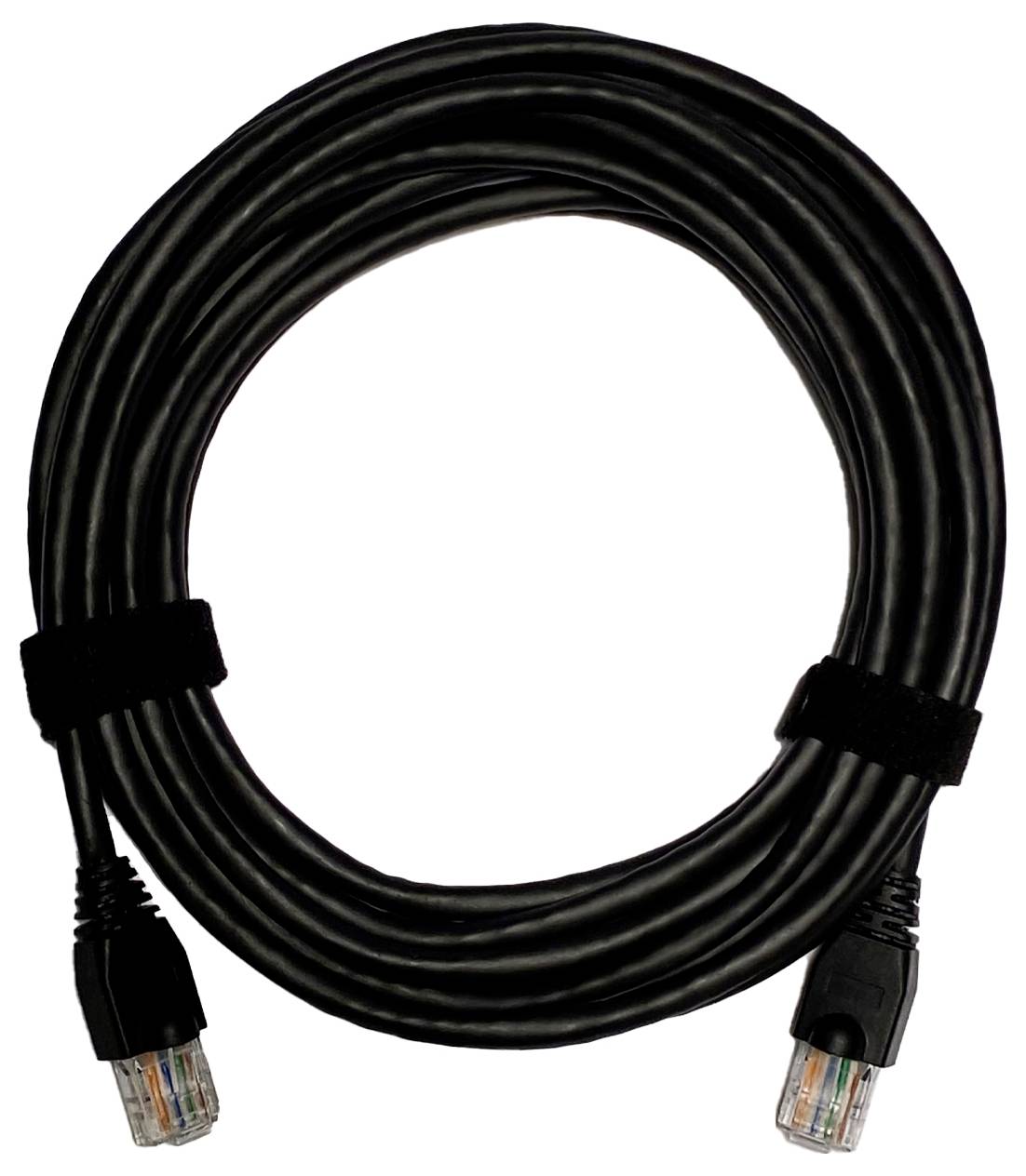 Navinutý čierny kábel Ethernet s konektormi RJ45 na oboch koncoch.
