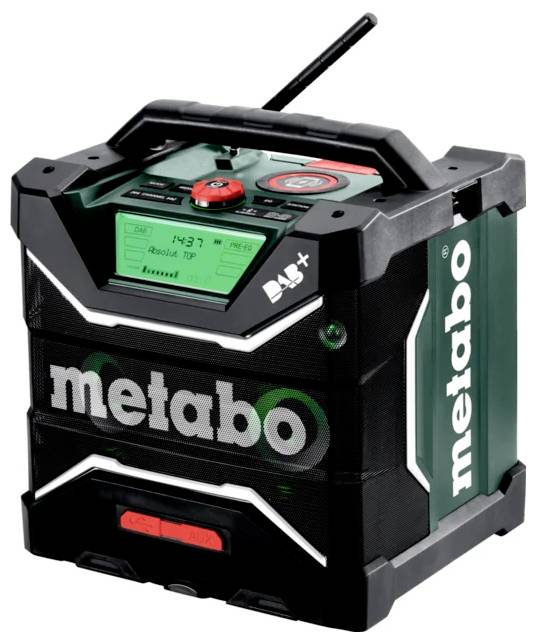 Prenosné čierno-zelené rádio Metabo s digitálnym displejom, reproduktorovými mriežkami a rukoväťou. Displej ukazuje '14:27' a 'Rádio.'