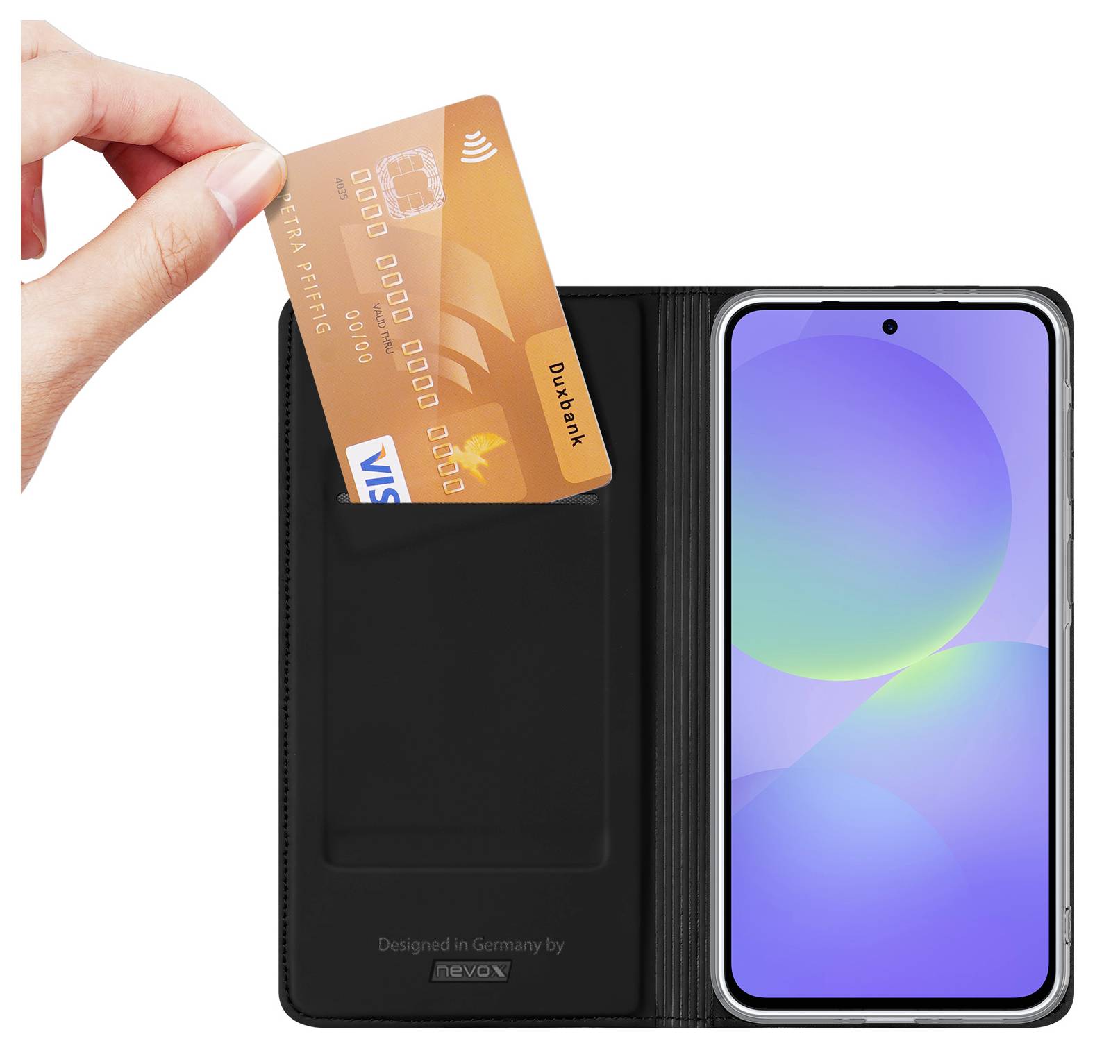 Ruka vkladajúca bezkontaktnú bankovú kartu do čierneho púzdra na telefón pri chvíľke vedľa smartphonu so zapnutou obrazovkou.
