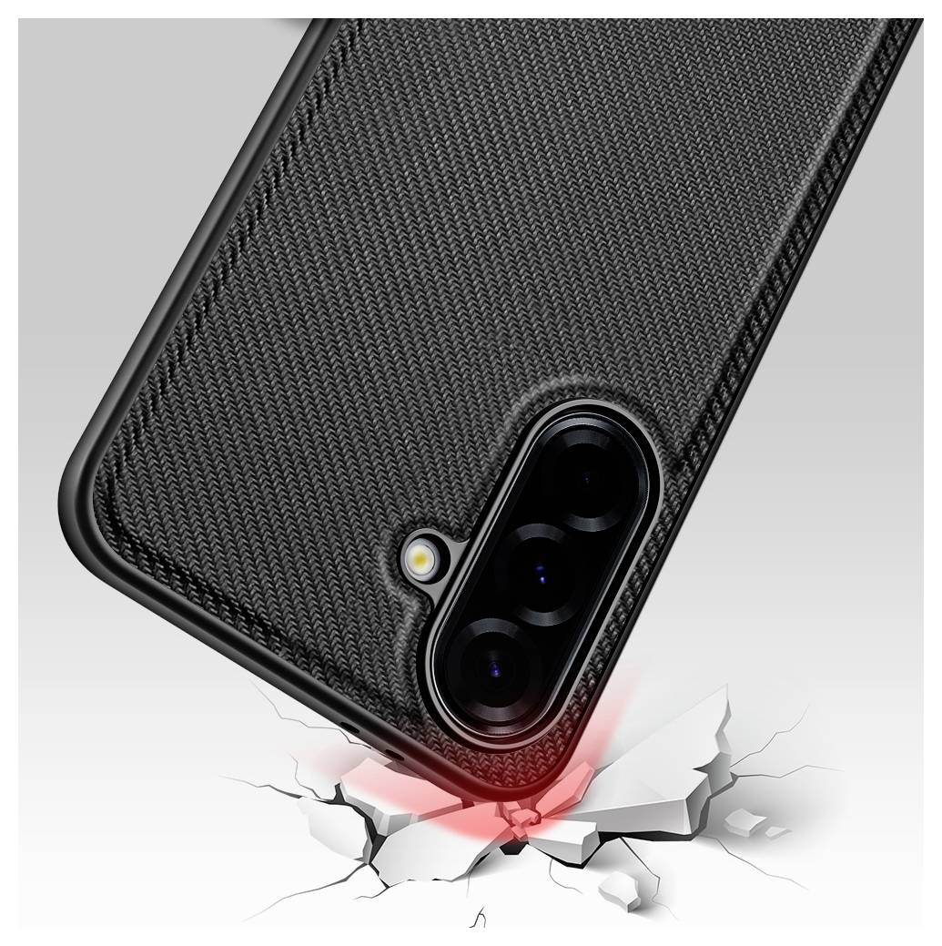 Detailný záber na smartphone s textúrovaným ochranným puzdrom, zobrazujúci zadnú trojnásobnú kameru, keď sa telefón padá na rozpokaženú plochu, čo naznačuje zlyhanie ochrany pred nárazom.
