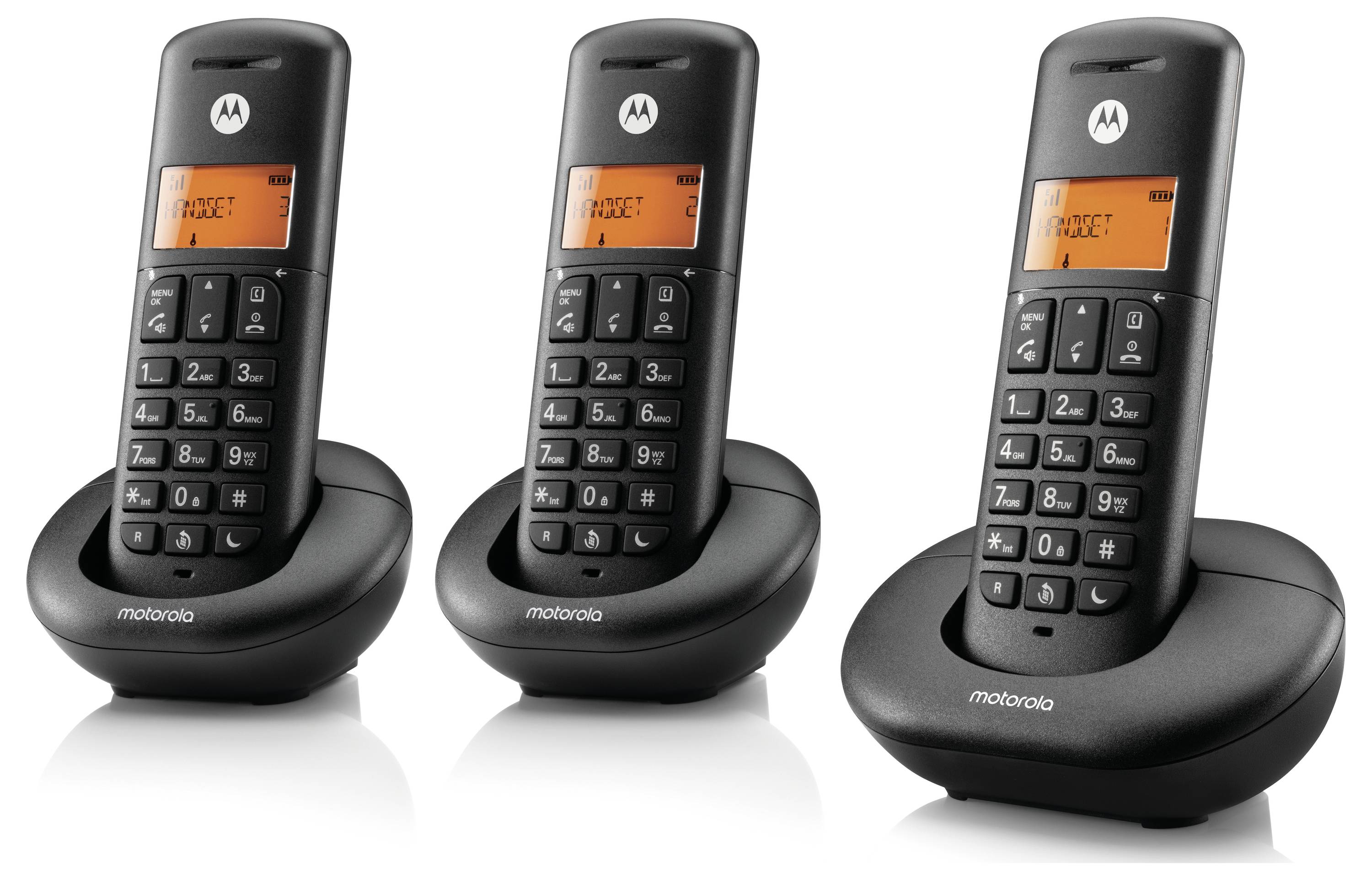 Tri čierne bezdrôtové telefóny Motorola v nabíjacích základniach, zobrazené vedľa seba na bielom pozadí.