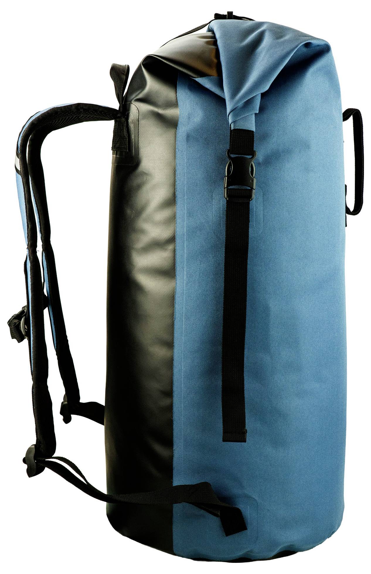 Modrý a čierny outdoorový batoh s ramennými popruhmi a vrchným uchopením, navrhnutý na outdoor použitie a prenášanie vybavenia.