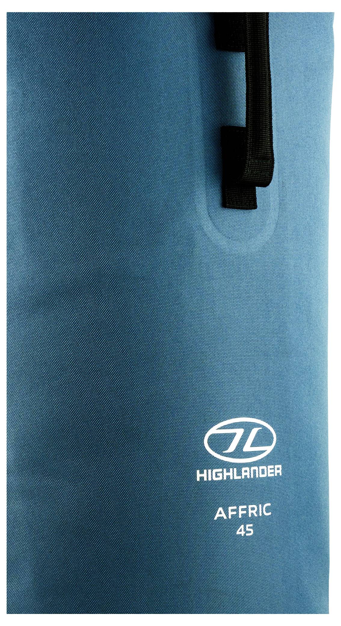 Modrá taška s čiernymi pásmi, ktoré majú biele logo a text "Highlander AFFRIC 45".