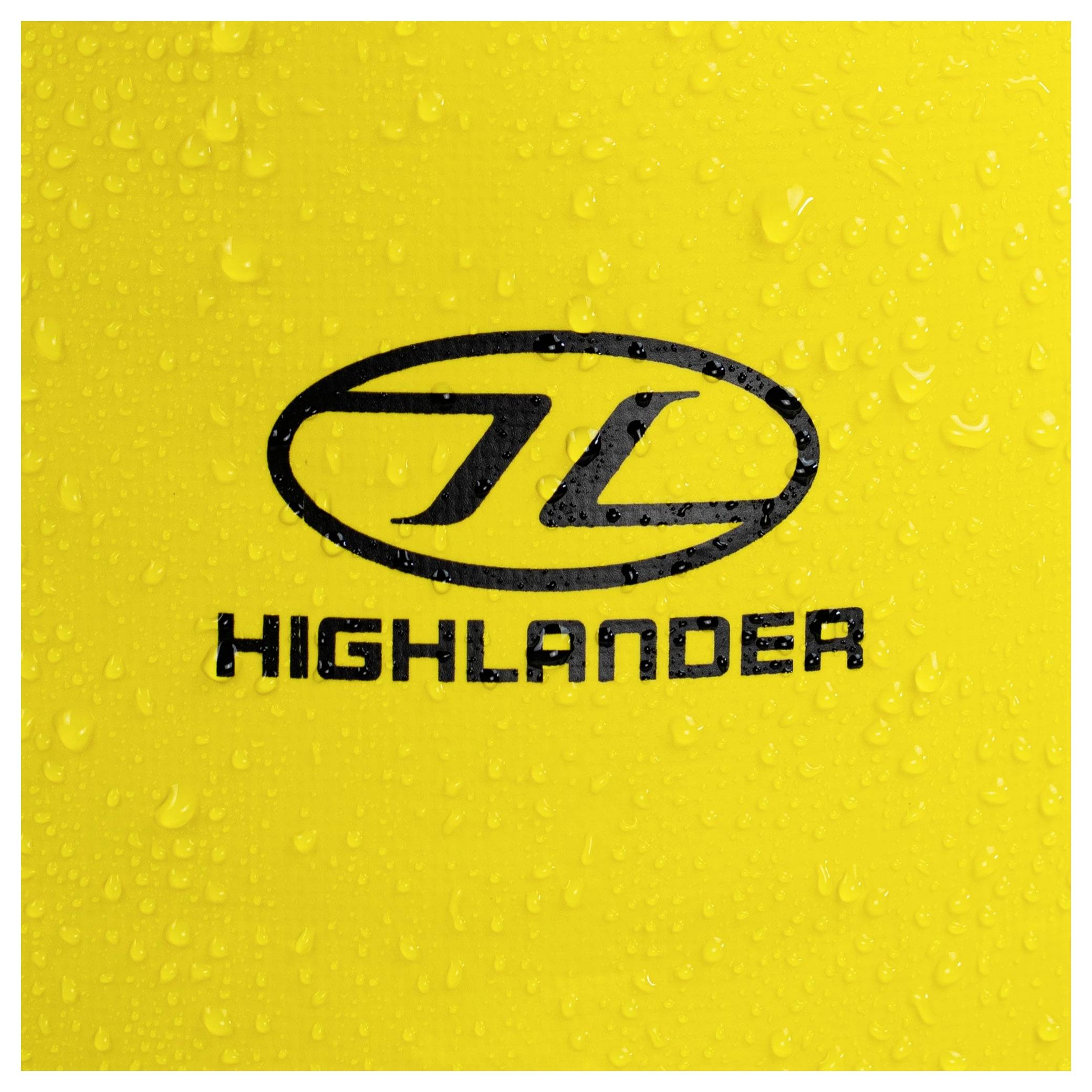 Žltý povrch s kvapkami vody, ktorý obsahuje logo "Highlander" v čiernom texte a oválny symbol nad ním.