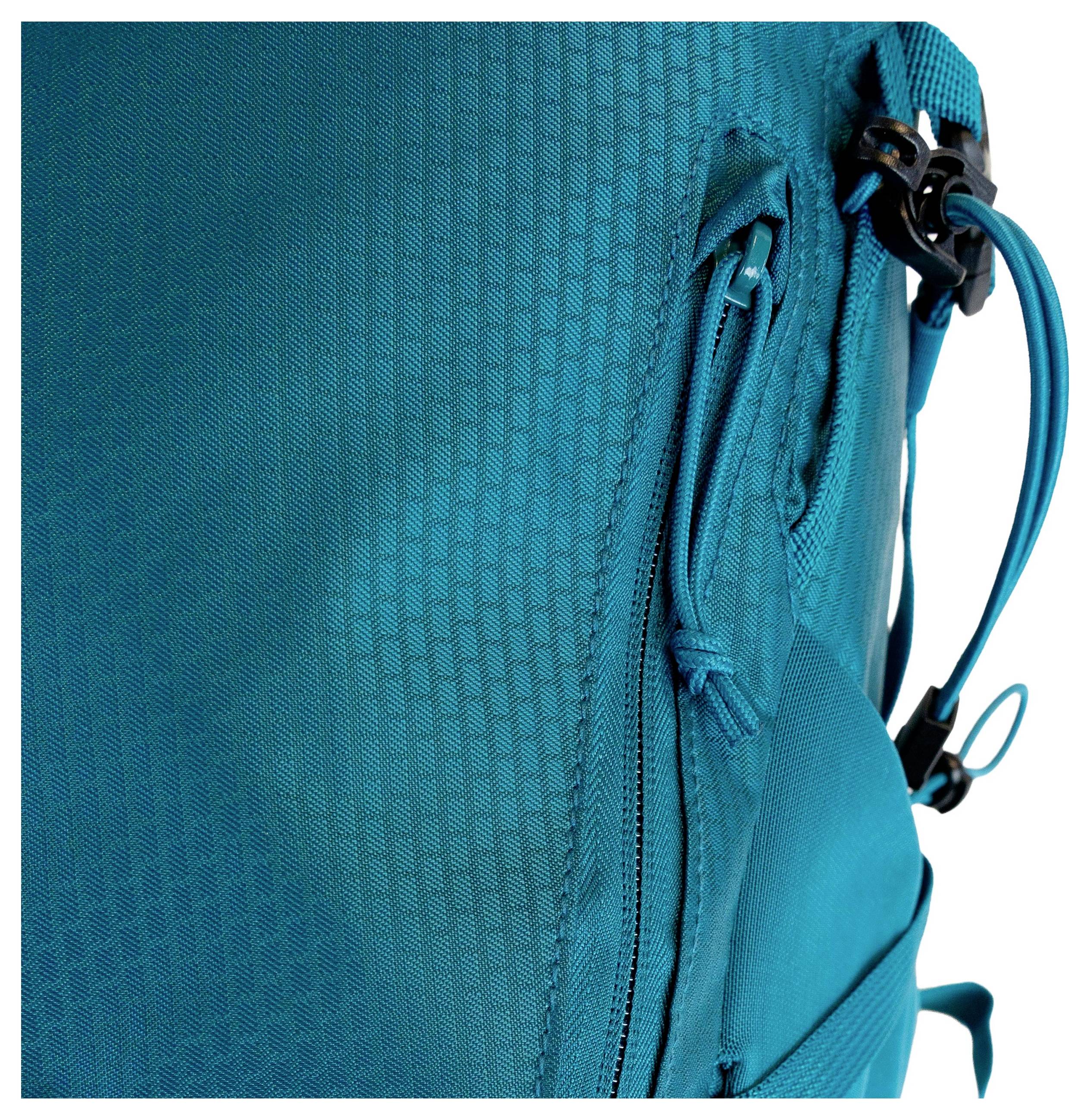 Detailný zber tmavozelenom batohu zobrazujúci jeho štruktúrovanú tkaninu a vrecko na zips s detailom so šnúrkou na stiahovanie.