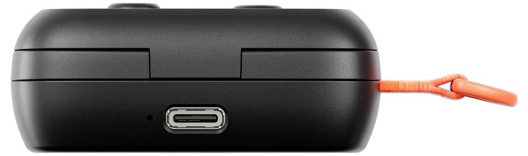 Obrázok zobrazuje spodný pohľad na čierny elektronický prístroj s portom USB-C a oranžovým štítkom vyčnievajúcim z pravej strany.