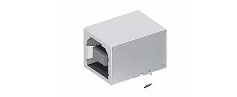 Trojdimenzionálny render obdĺžnikového kovového elektrického konektora s otvoreným otvorom a viditeľným uzemnením na spodnej strane.