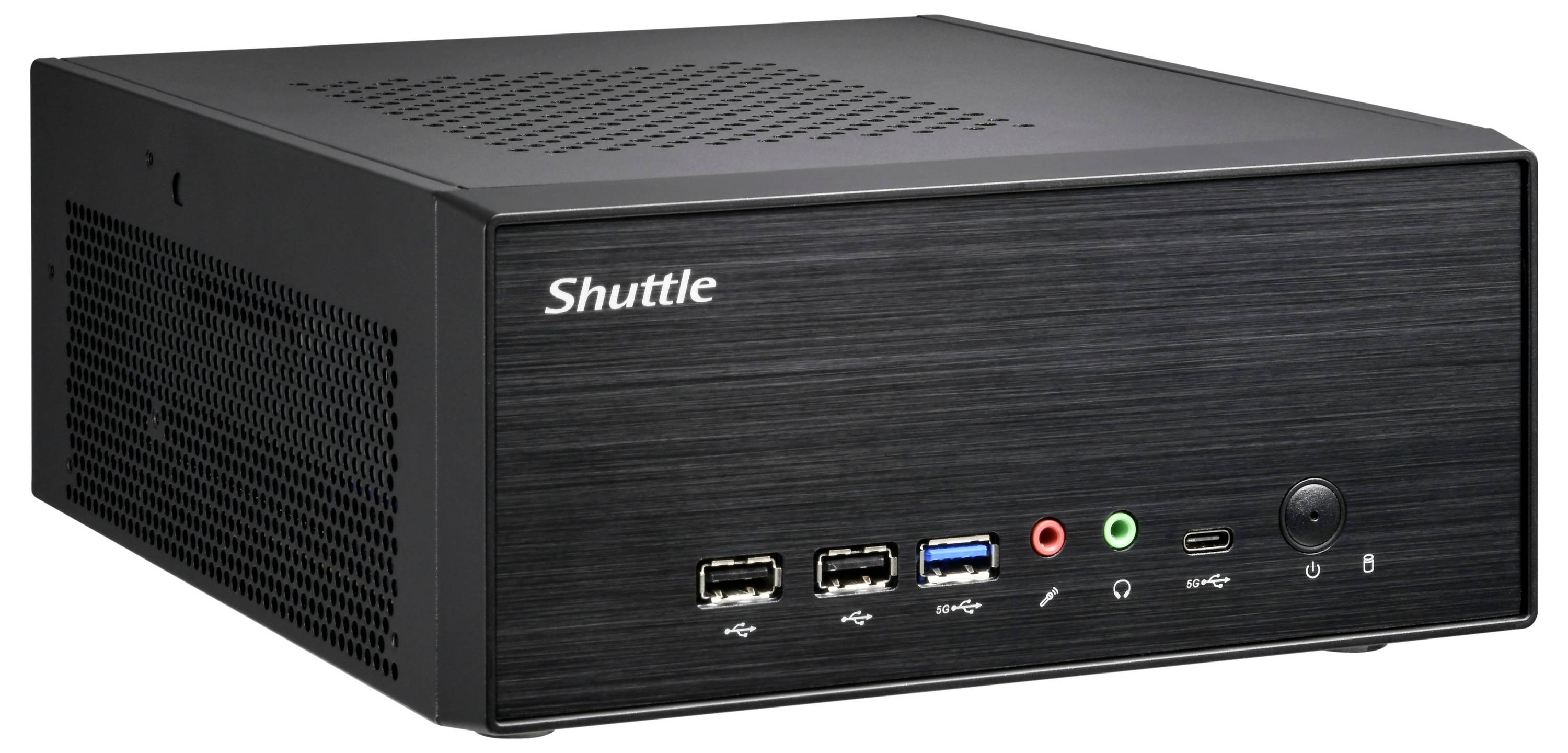 Čierny mini počítač Shuttle s vetraným horným panelom, ktorý má viacero portov na prednej strane vrátane USB 2.0, USB 3.0 a audio zásuviek.