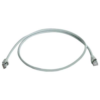 Ethernetový sieťový kábel s konektormi RJ45 na oboch koncoch, zvinutý na bielom pozadí.