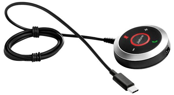 Kruhový telefón so ovládacími tlačidlami a kabelom USB-C, používaný na bezrúčne hovory a audio v konferenčných podmienkach.