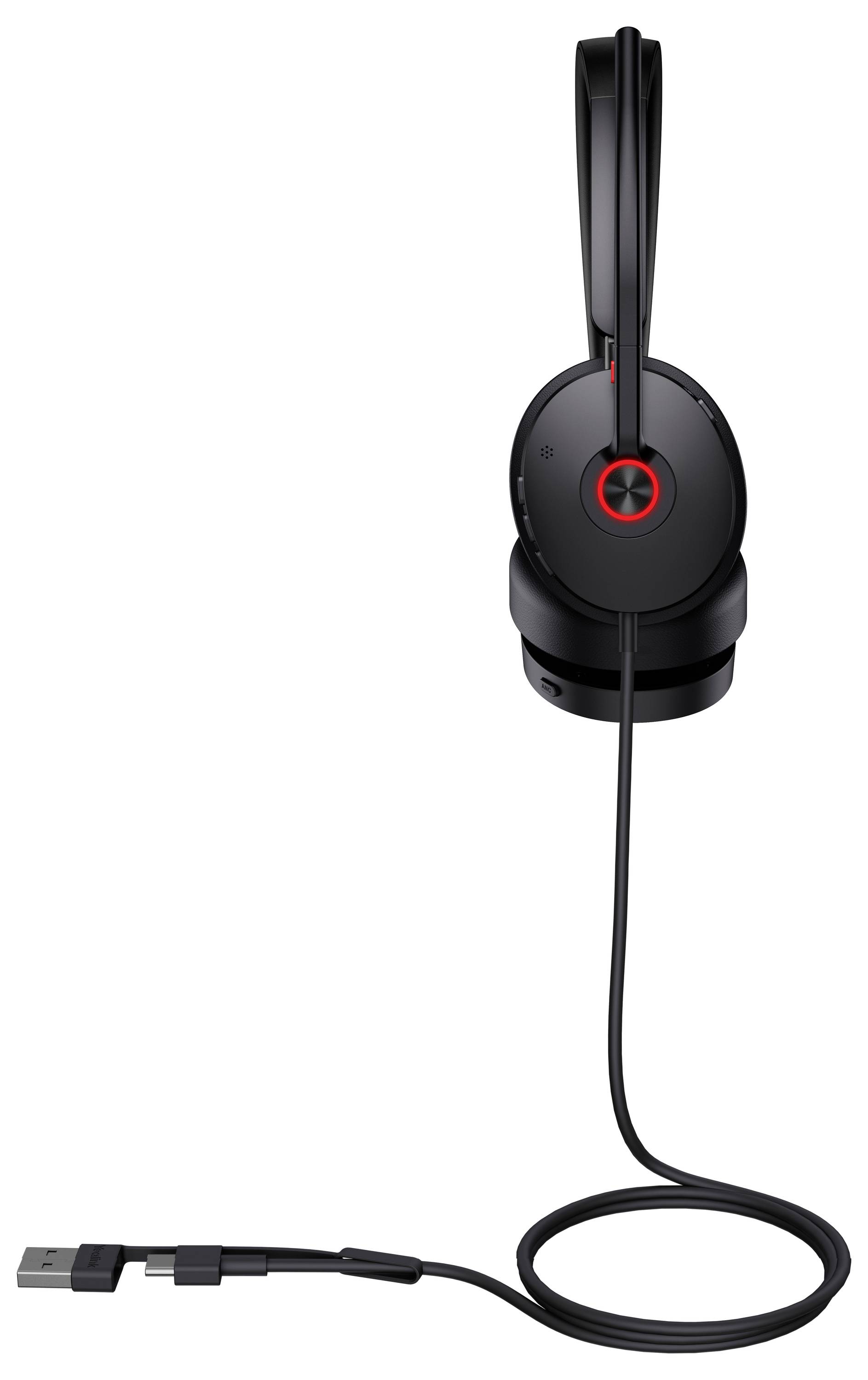 Čierne slúchadlá s priestorným krytím uší s konektorom USB a červeným akcentom na slúchadle. Kábel je stočený pod slúchadlami.