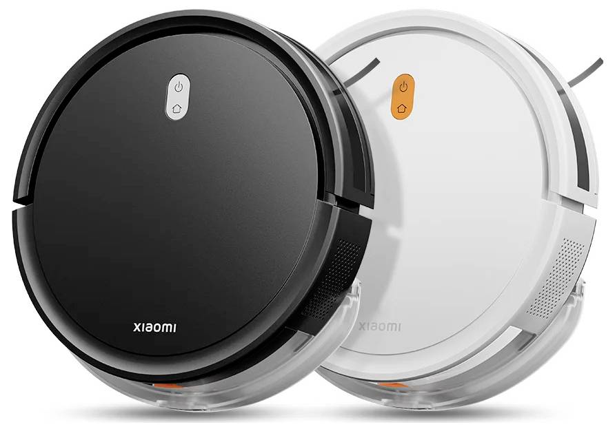 Dva okrúhle robotické vysávače, jeden čierny a jeden biely, s názvom značky "Xiaomi" na vrchu, vystavené vedľa seba.